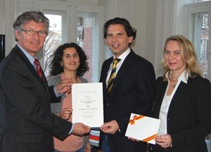 Oberbürgermeister Gerd Schwandner übergibt den Integrationspreis. Foto: Stadt Oldenburg