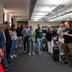 Vorschau: Nils Hartmann, Gründer und Geschäftsführer von AI Robotic, präsentiert vor Teilnehmenden Robotik-Lösungen. Foto: Sascha Stüber