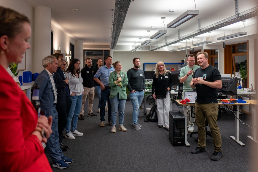 Nils Hartmann, Gründer und Geschäftsführer von AI Robotic, präsentiert vor Teilnehmenden Robotik-Lösungen. Foto: Sascha Stüber