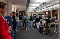 Nils Hartmann, Gründer und Geschäftsführer von AI Robotic, präsentiert vor Teilnehmenden Robotik-Lösungen. Foto: Sascha Stüber Nils Hartmann, Gründer und Geschäftsführer von AI Robotic, präsentiert vor Teilnehmenden Robotik-Lösungen. Foto: Sascha Stüber