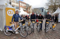 Freuen sich auf den Start des OLi-Bike: Mario Brokate (Leiter drittgeschäfte Bremer Tageszeitungen AG), Kerstin Goroncy (Stadt Oldenburg), Oberbürgermeister Jürgen Krogmann, Morell Predoehl (Prokurist Verkehr und Wasser GmbH), Dr. Norbert Korallus (Leiter Amt für Klimaschutz und Mobilität). Quelle: Michael Heckel/Agentur SPORTPLATZ