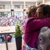 Vorschau: Dagmar Sachse wird von Bettina Unruh, Geschäftsführerin der Baumhaus gGmbH, umarmt. Foto: Sascha Stüber