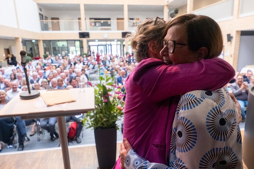 Dagmar Sachse wird von Bettina Unruh, Geschäftsführerin der Baumhaus gGmbH, umarmt. Foto: Sascha Stüber