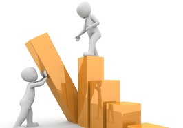 Zwei Figuren an einer Statistikkurve, Bild: Anke Lachmann/Pixabay