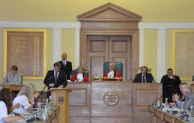 Oldenburgs Oberbürgermeister Jürgen Krogmann hält eine Rede im Stadtparlament von Kingston upon Thames. Foto: Kingston upon Thames