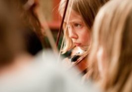 Kleines Mädchen mit Geige. Foto: Peter Dudek