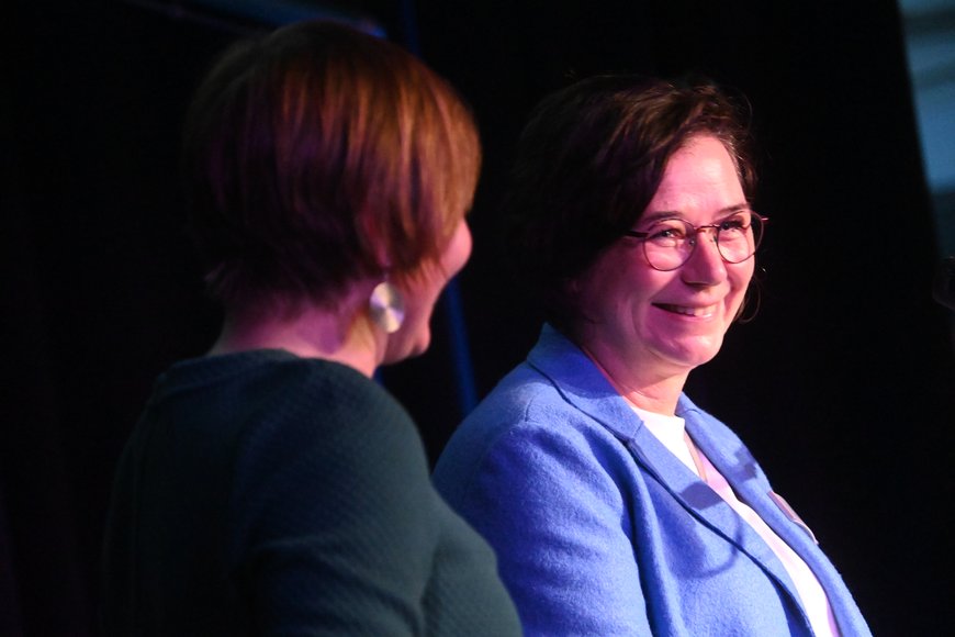 Projektinitiatorin Andrea Haase (rechts) begrüßt die Gäste. Foto: Torsten von Reeken.