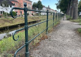 Das Metallgeländer am Fußweg entlang der Haaren ist erfolgreich ausgetauscht worden. Die 48 sogenannten „Schweineschwänze“ an den Enden der Zaunabschnitte wurden nach historischem Vorbild von einem Kunstschmied gefertigt. Foto: Stadt Oldenburg