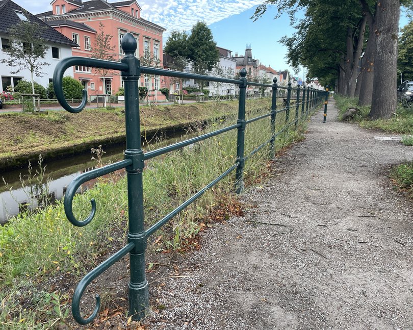 Das Metallgeländer am Fußweg entlang der Haaren ist erfolgreich ausgetauscht worden. Die 48 sogenannten „Schweineschwänze“ an den Enden der Zaunabschnitte wurden nach historischem Vorbild von einem Kunstschmied gefertigt. Foto: Stadt Oldenburg