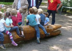 Spielende Kinder auf Holzkrokodil.  Foto: Stadt Oldenburg
