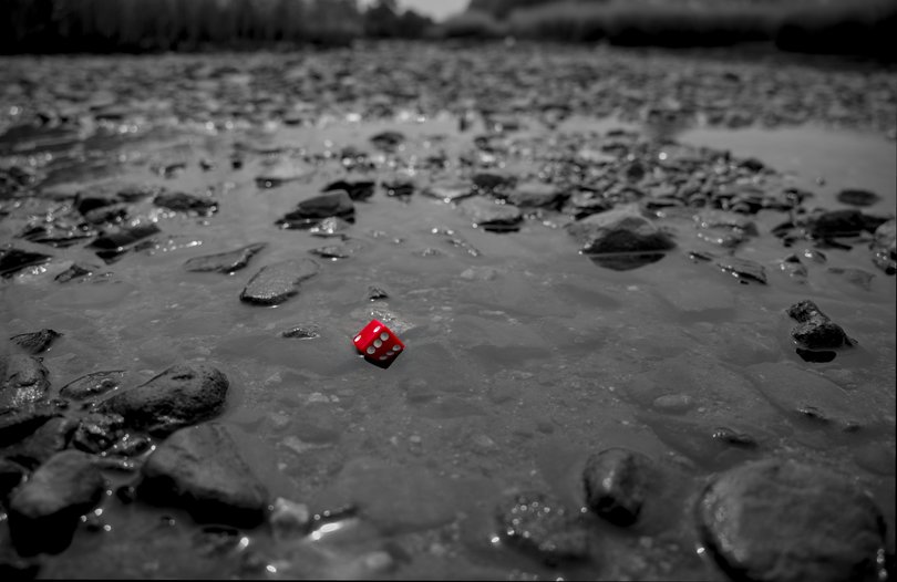 Ein roter Würfel in einem Flussbett. Foto: Manfred Mauermann