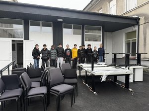 Schüler in der ukrainischen Stadt Scheptyzkyj (ehemals Chervonohrad) mit einigen Schreibtischen und Stühlen aus Oldenburg, die vor Ort in ihrer Schule genutzt werden. Foto: Scheptyzkyj
