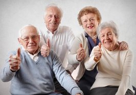 Vier Senioren mit Daumen hoch. Foto: olly/Fotolia