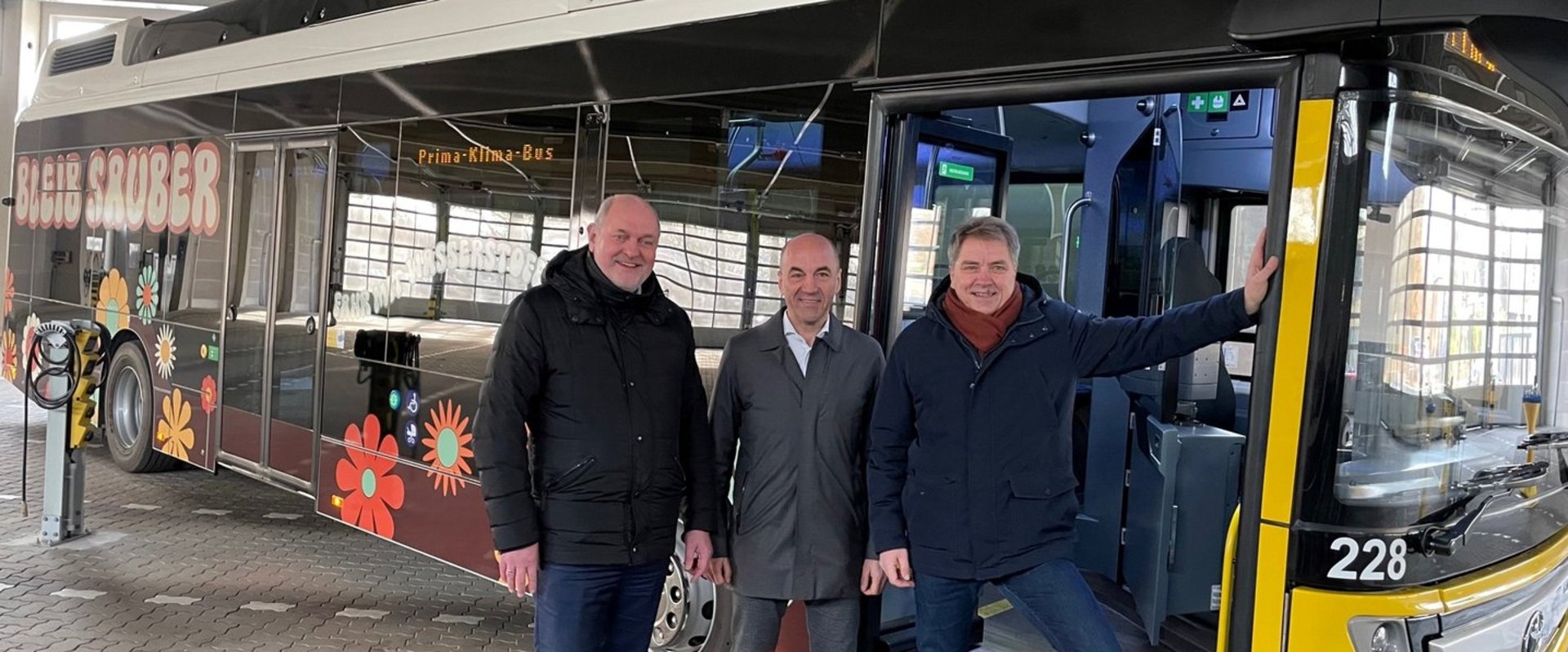 Michael Emschermann, Stefan Dohler und Oberbürgermeister Jürgen Krogmann vor einem der neuen Wasserstoffbusse. Foto: Stadt Oldenburg