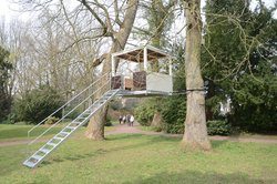 Baumhaus im Schlossgarten. Foto: Sven Adelaide