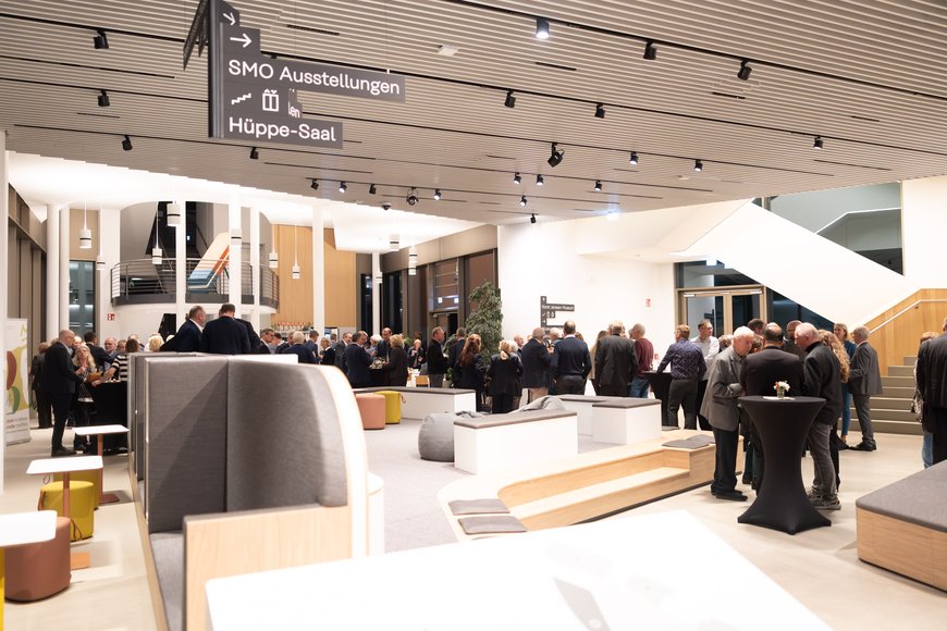 Blick in den Empfangsbereich des Stadtmuseums mit Gästen. Foto: Sascha Stüber