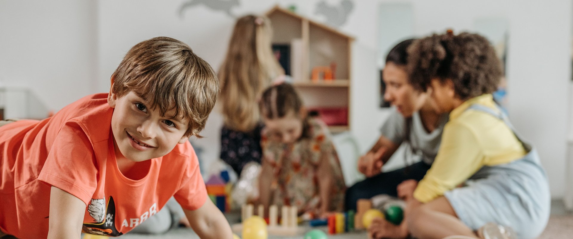 Kinder spielen mit Spielbällen. Foto: Pavel Danilyuk/Pexels