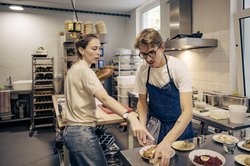 Eingespieltes Team vor und hinter den Kulissen des ORTO Bistro: Neele Müller und Hannes Flade. Foto: Roman Pawlowski