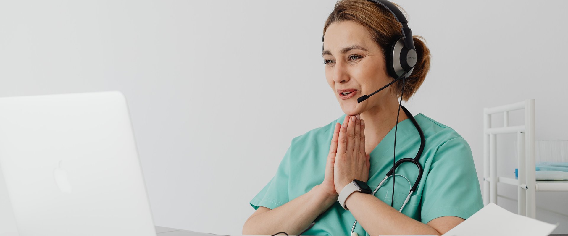 Eine Ärztin mit Headset vor einem Computer. Foto: Karola G./Pexels