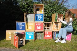 Jugendliche mit 17 Holzboxen zu den Nachhaltigkeitszielen. Foto: Stadt Oldenburg