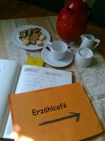 Kuchentafel mit Hinweisschild auf das Erzählcafé. Foto: Stadt Oldenburg Kuchentafel mit Hinweisschild auf das Erzählcafé. Foto: Stadt Oldenburg