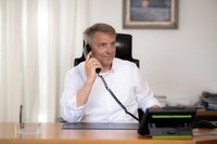 Oberbürgermeister Jürgen Krogmann sitzt am Schreibtisch und telefoniert. Foto: Assanimoghaddam/Mittwollen