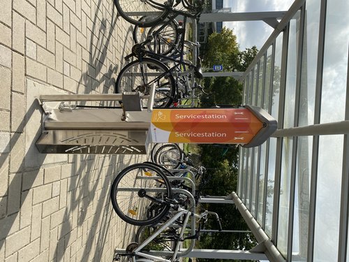 Ob kleinere Reparatur oder zu wenig Luft im Reifen: Die neue Servicestation hält die gängigsten Werkzeuge für Fahrräder bereit. Foto: Stadt Oldenburg