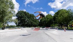 Skateanlage mit fliegendem Skater