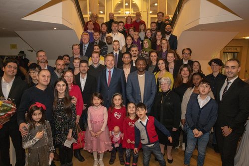 Oberbürgermeister Jürgen Krogmann begrüßte die neuen Staatsbürgerinnen und Staatsbürger mit ihren Familien im Kulturzentrum PFL. Foto: Sascha Stüber
