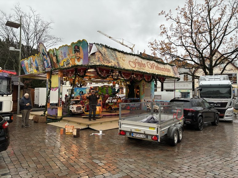 Stadt Oldenburg Das Kinderkarussell auf dem Schloßplatz beim Aufbau auf dem Lamberti-Markt am 19. November 2025. Foto: Stadt Oldenburg