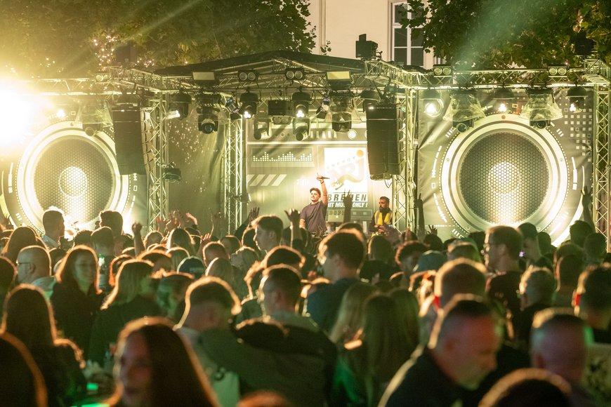 Blick auf Menschen vor einer Bühne beim Stadtfest 2024. Foto: Sascha Stüber  
