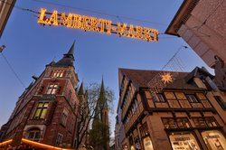 Eingang zum Lamberti-Markt am Alten Rathaus, rechts das Degodehaus und im Hintergrund die Lambertikirche. Foto: Hanz-Jürgen Zietz
