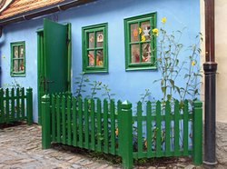 Ein Haus mit einer offenen Tür. Foto: Wolfgang Dirscherl/pixelio.de Ein Haus mit einer offenen Tür. Foto: Wolfgang Dirscherl/pixelio.de