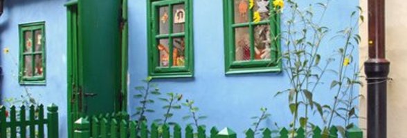 Ein Haus mit einer offenen Tür. Foto: Wolfgang Dirscherl/pixelio.de