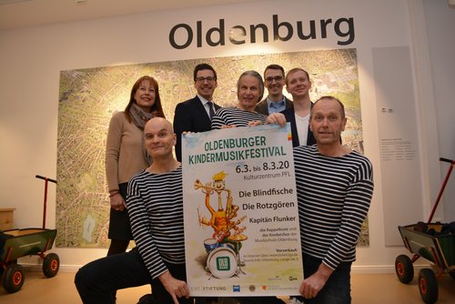 Läuteten den Vorverkaufsstart für das Kindermusikfestival ein: (vorne, von links) Andi Steil und Roland Buchholz („Die Blindfische“) sowie (hinten, von links) Dr. Stephanie Abke (EWE Stiftung), Martin Heuermann (OLB), Rolf Weinert („Die Blindfische“), Holger Denckmann und Philipp Schlüchtermann (Musikschule). Foto: Stadt Oldenburg
