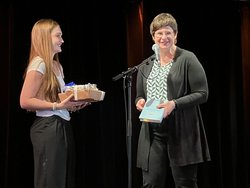Eine Schülerin überreicht Susan Kreller zum Dank und Abschied ein Geschenk. Foto: Literaturhaus Oldenburg Eine Schülerin überreicht Susan Kreller zum Dank und Abschied ein Geschenk. Foto: Literaturhaus Oldenburg