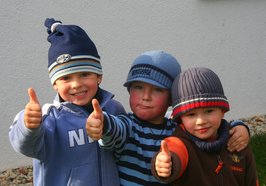 Drei Kinder mit Wolllmützen. Foto: Ines Friedrich/Pixelio.de
