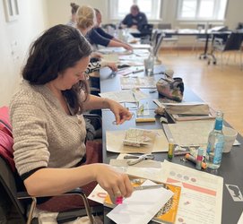 Konzentration und Kreativität. Teilnehmende beim Workshop „It’s a match! Wort und Bild“. "It‘s a match! Wort und Bild" von Paula Steiner. Foto: Stadt Oldenburg
