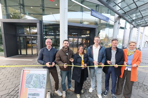 Heiko Siemer (Leiter Bahnhofsmanagement Bremen/Osnabrück, Deutsche Bahn), Julian Egerer (Geschäftsführer Müller & Egerer), Stadtbaurätin Christine-Petra Schacht, Architekt Michael Janßen sowie Norbert Korallus und Andrea Spielker. Foto: Sascha Stüb Weihten den neu gestalteten Eingang Nord am Oldenburger Hauptbahnhof offiziell ein (von links): Heiko Siemer (Leiter Bahnhofsmanagement Bremen/Osnabrück, Deutsche Bahn), Julian Egerer (Geschäftsführer Müller & Egerer), Stadtbaurätin Christine-Petra Schacht, Architekt Michael Janßen (jabro – Planungsgesellschaft mbH) sowie Norbert Korallus und Andrea Spielker von der Stadt Oldenburg. Foto: Sascha Stüber