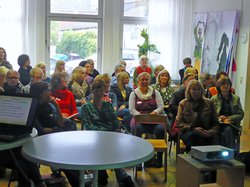 Die Teilnehmenden lauschen einem Vortrag über die Zusammenarbeit zwischen KiTa und Kultur. Stadt Oldenburg