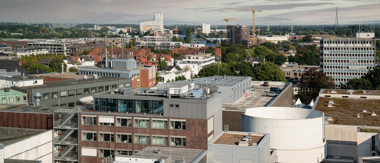 Blick vom Turm der Oldenburger Lambertikirche über die Geschäfte der  Innenstadt Richtung Hafenwirtschaft und Windrädern. Foto: Mittwollen & Gradetchliev