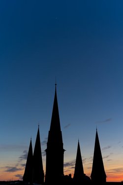 Türme der St. Lambertikirche in der Abenddämmerung. Foto: Paul Schwartzkopff