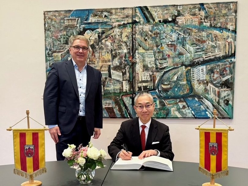 Oberbürgermeister Jürgen Krogmann (links) empfing Japans Generalkonsul Shinsuke Toda im Rathaus. Der Diplomat trug sich ins Gästebuch der Stadt ein. Foto: Stadt Oldenburg