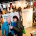 Vorschau: Zwei strahlende Menschen vor einer Infotafel. Foto: Hauke-Christian Dittrich