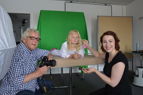 Peter Duddek mit Jette Gronewold und Katrin Helms. Peter Duddek mit Jette Gronewold und Katrin Helms.