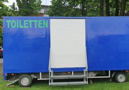 In diesem Jahr steht der Toilettenwagen direkt am Rand der Dobbenwiesen. Foto: Stadt Oldenburg