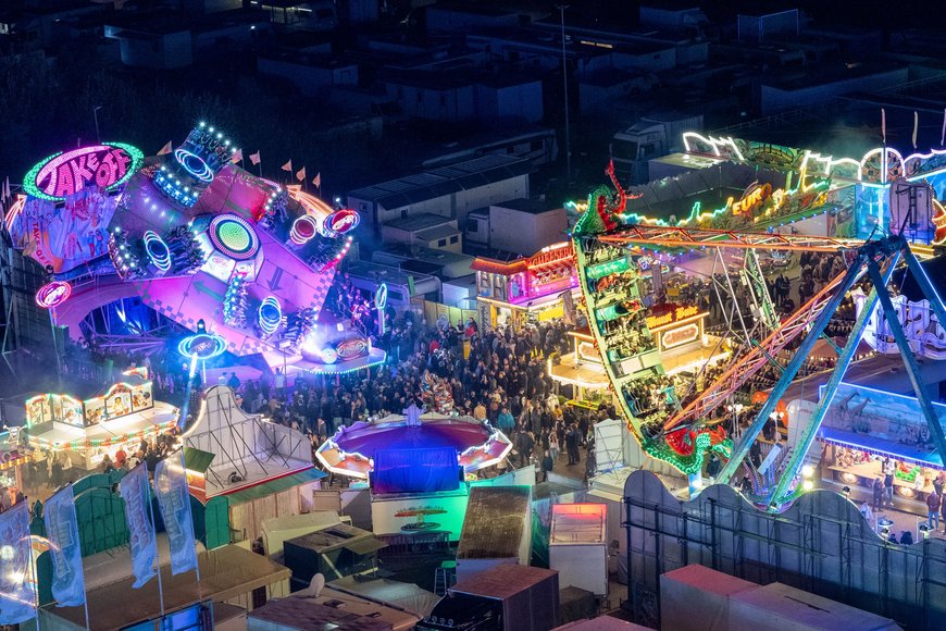 Nessy und Take Off von oben auf dem Kramermarkt 2024. Foto: Sascha  Stüber