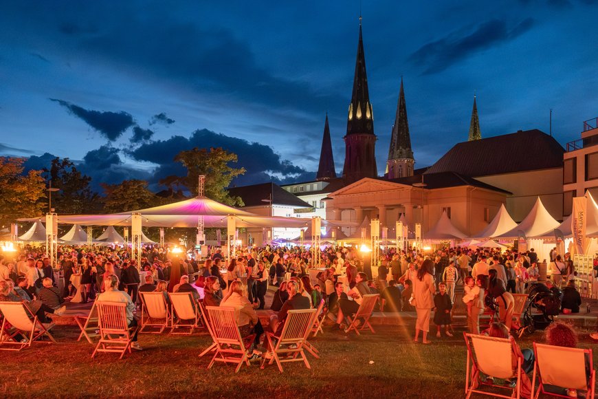 Blick auf Menschen und Pagodenzelte bei Kochen am Schloss 2025. Foto: Sascha Stüber