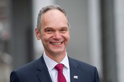 Prof. Dr. Ralph Bruder ist seit August 2021 Präsident der Carl von Ossietzky Universität Oldenburg. Foto: Universität Oldenburg/Daniel Schmidt