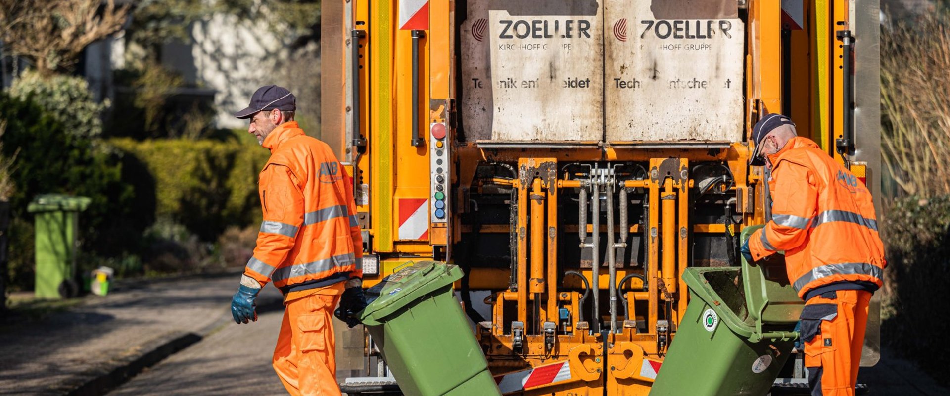 Müllwerker leeren Bioabfallbehälter. Foto: Stadt Oldenburg